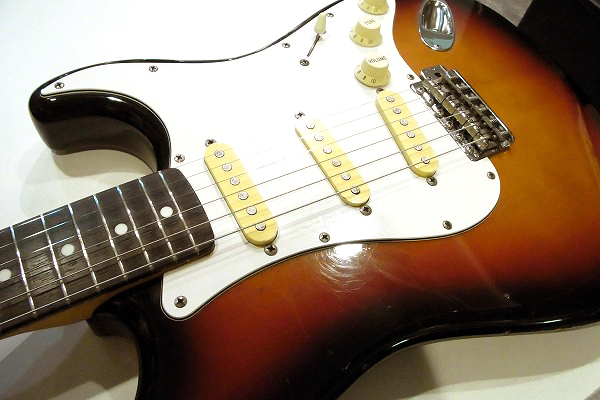 Squire ピンク ストラトキャスター Eシリアル